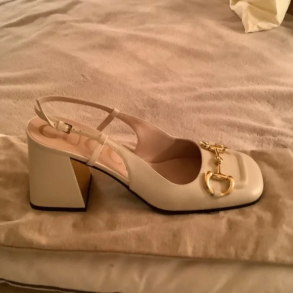Gucci Cream Flats with Gold Detailing - Picture 10 of 11